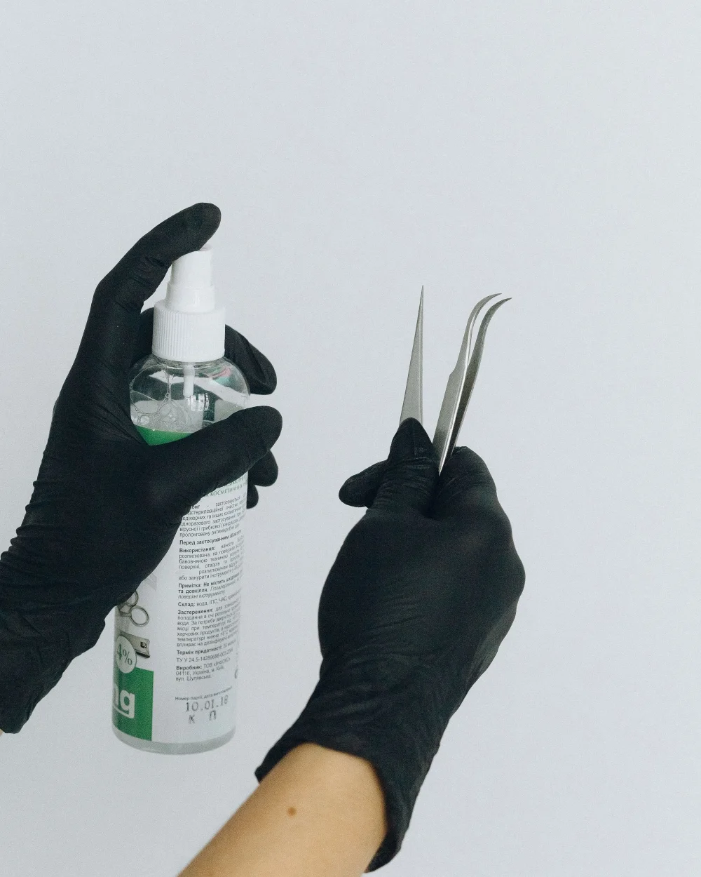 Técnica con guantes sujetando la espuma limpiadora y unas pinzas