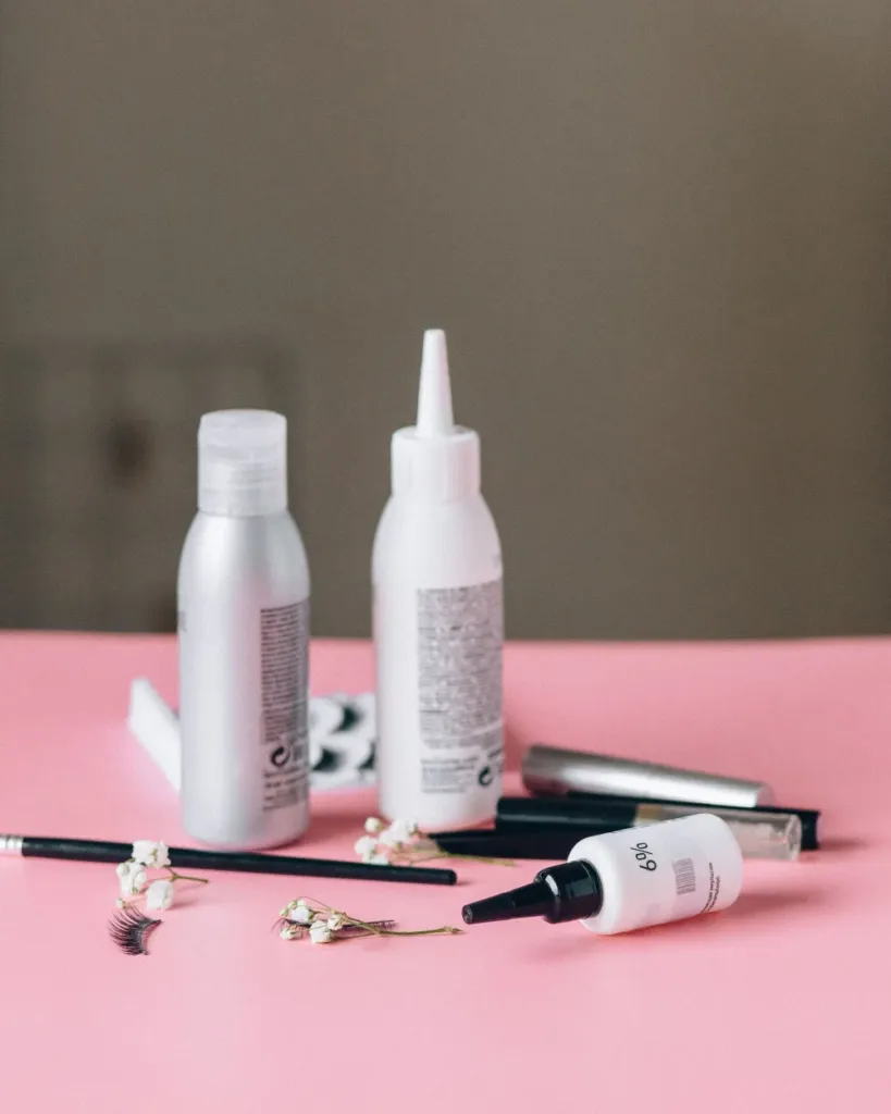 Espuma limpiadora y frasco del kit de cuidado en casa