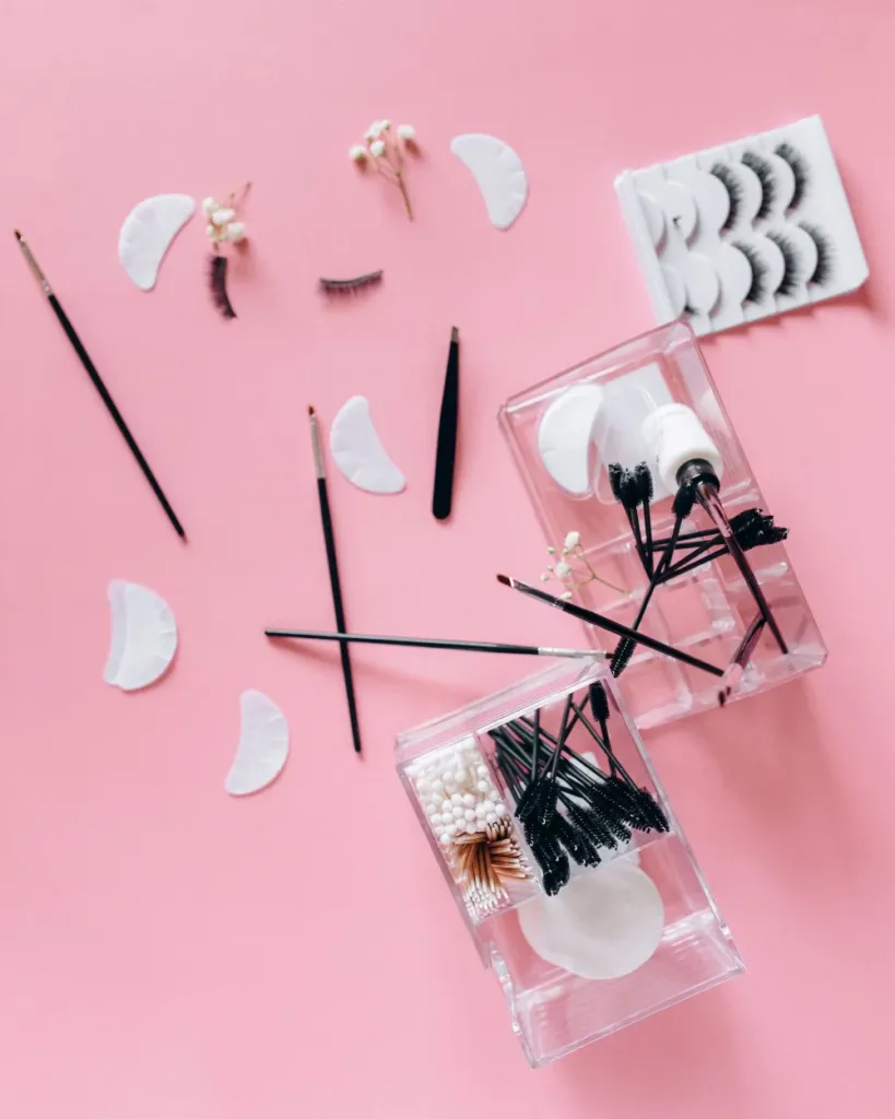 Material del kit de volumen: pinzas, parches, microcepillos y organizador