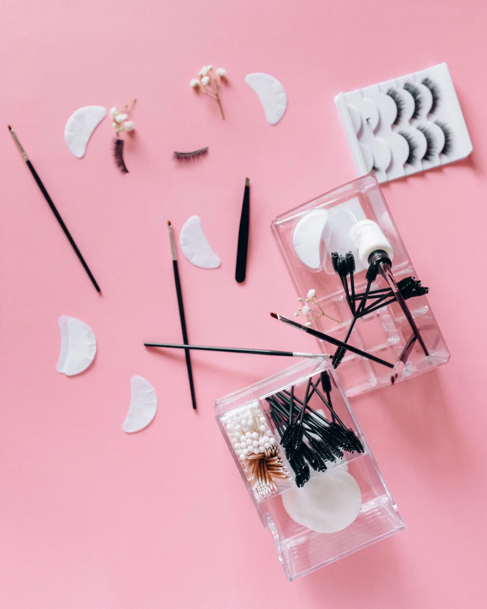 Material del kit de volumen: pinzas, parches, microcepillos y organizador