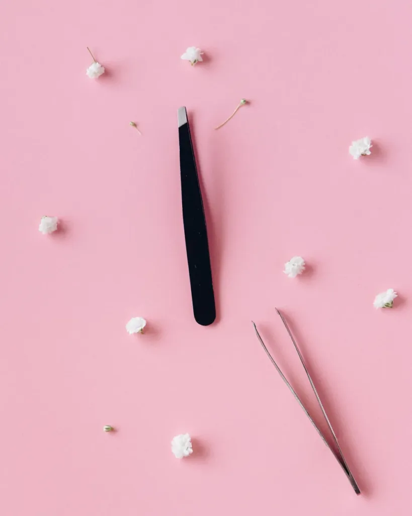 Pinzas de volumen sobre fondo rosa