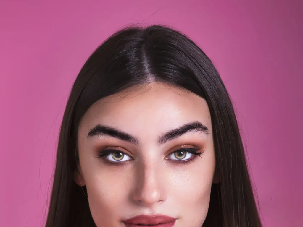 Mujer con las cejas laminadas, peinadas y definidas