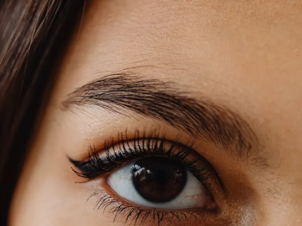 Ojo marrón con extensiones pelo a pelo de efecto natural