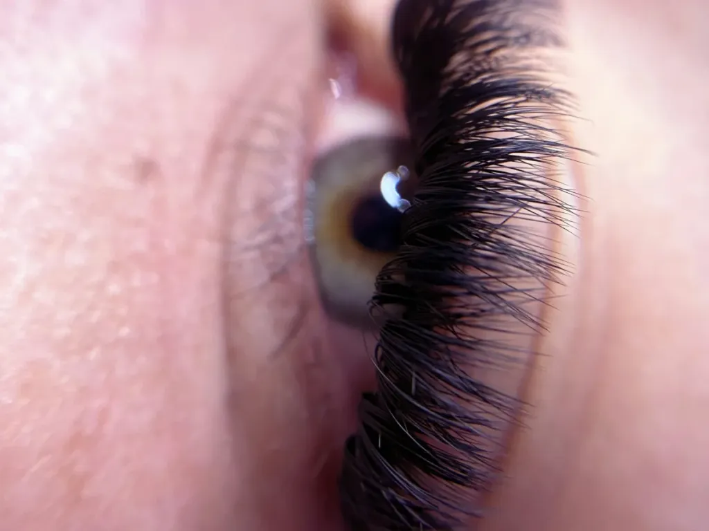 Extensiones de pestañas con efecto wispy vistas de cerca